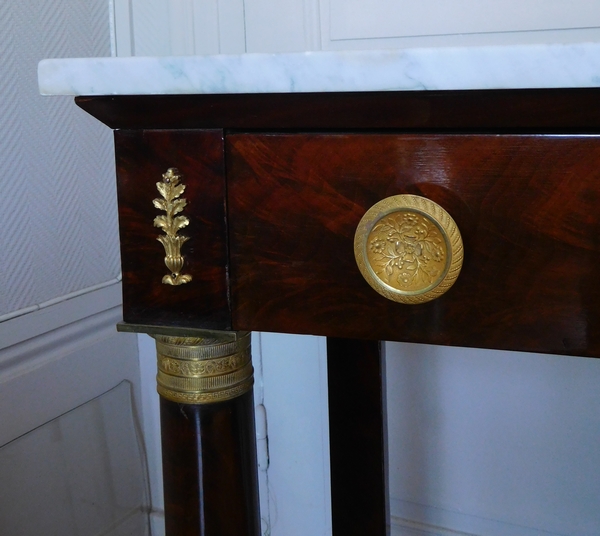 Petite console d'époque Empire Restauration en acajou, bronzes dorés au mercure