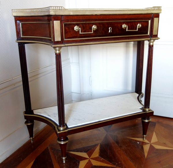 Console desserte d'époque Louis XVI Directoire en acajou, filets d'ébène et laiton, fin XVIIIe