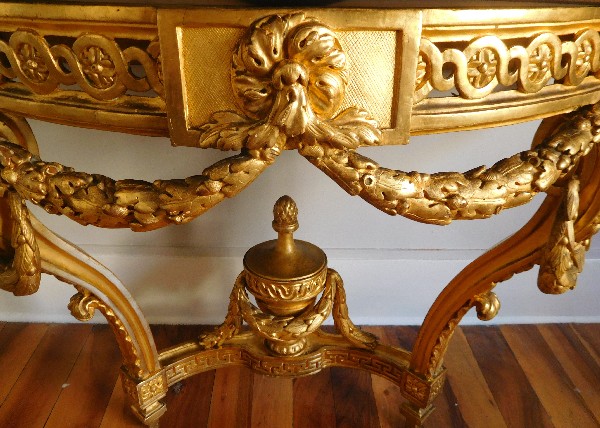 Console demi-lune en bois doré richement sculptée d’époque Louis XVI