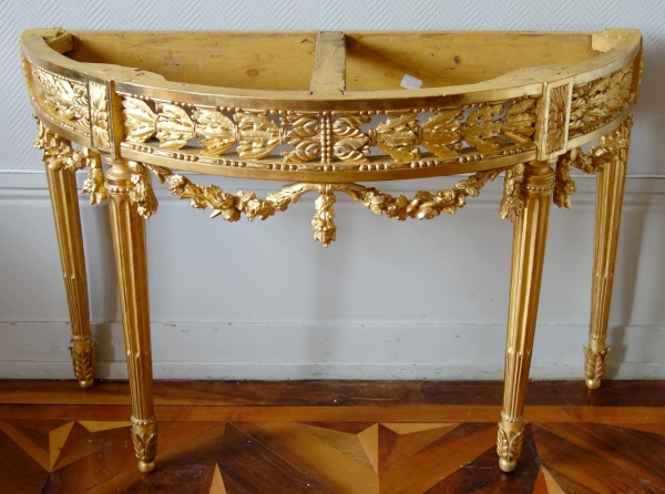 Console demi-lune Louis XVI à 4 pieds en bois sculpté & doré à la feuille d'or vers 1780