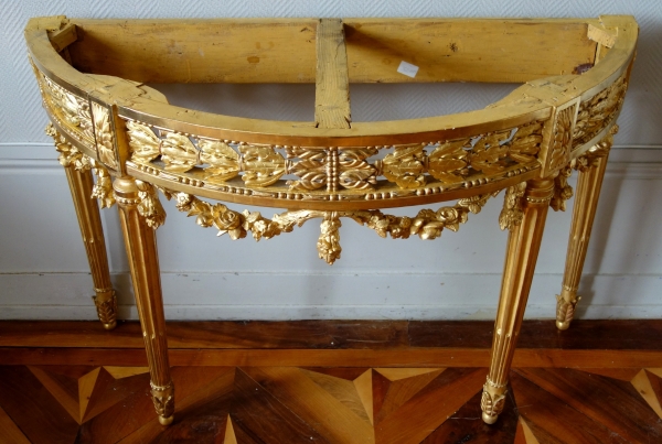 Console demi-lune Louis XVI à 4 pieds en bois sculpté & doré à la feuille d'or vers 1780