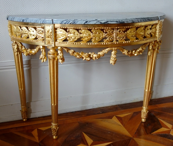 Console demi-lune Louis XVI à 4 pieds en bois sculpté & doré à la feuille d'or vers 1780