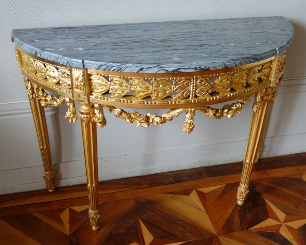 Console demi-lune Louis XVI à 4 pieds en bois sculpté & doré à la feuille d'or vers 1780