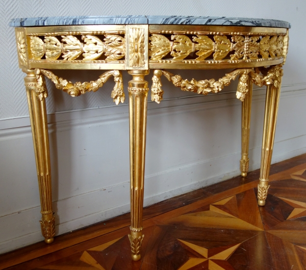 Console demi-lune Louis XVI à 4 pieds en bois sculpté & doré à la feuille d'or vers 1780