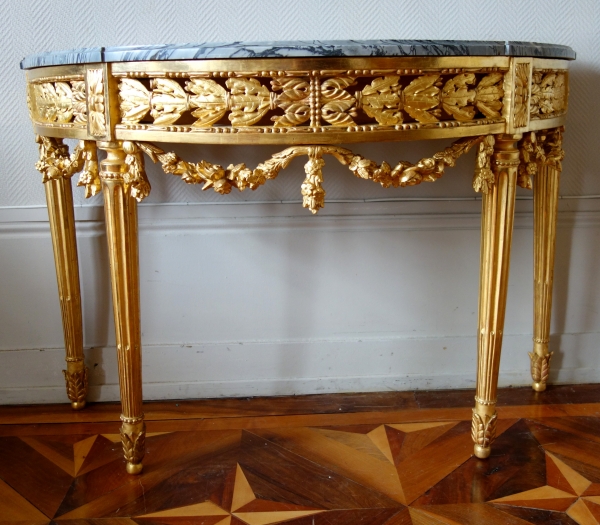 Console demi-lune Louis XVI à 4 pieds en bois sculpté & doré à la feuille d'or vers 1780