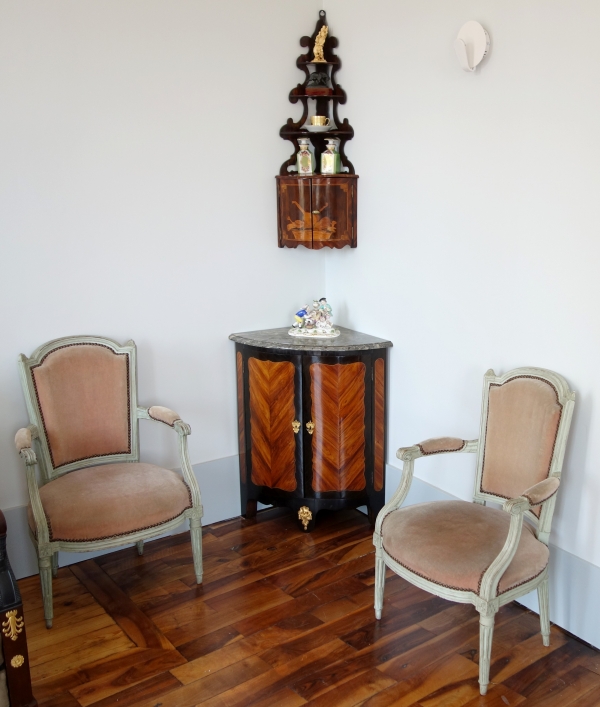 Louis XV rosewood marquetry corner cupboard meant for hanging, 18th century