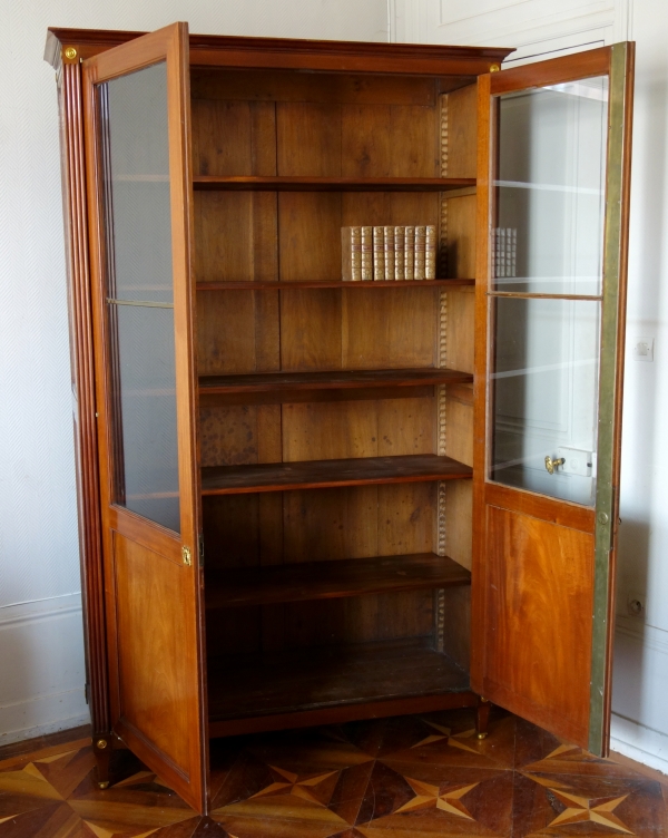 Grande bibliothèque vitrine Louis XVI en acajou et bronze doré - fin XVIIIe siècle - 227cm x 141cm