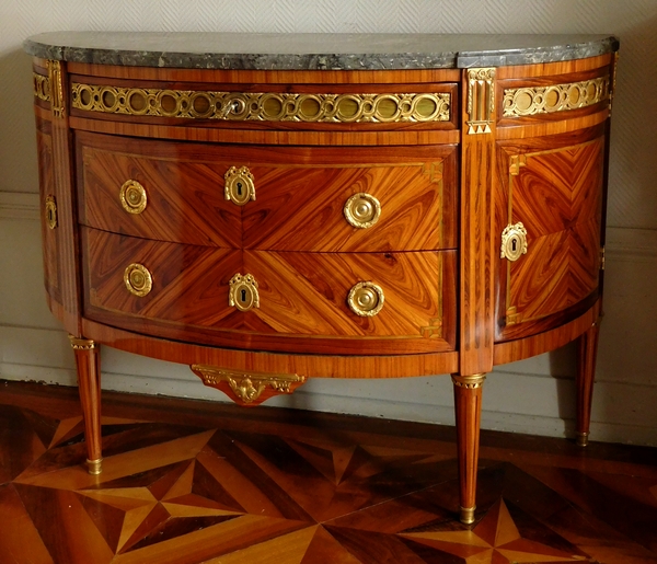 Bircklé : grande commode demi-lune d'époque Louis XVI, marqueterie de bois de rose estampillée