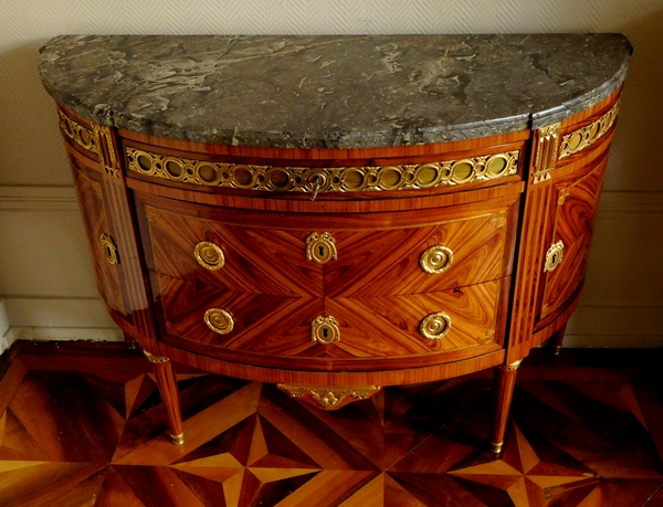 Bircklé : grande commode demi-lune d'époque Louis XVI, marqueterie de bois de rose estampillée