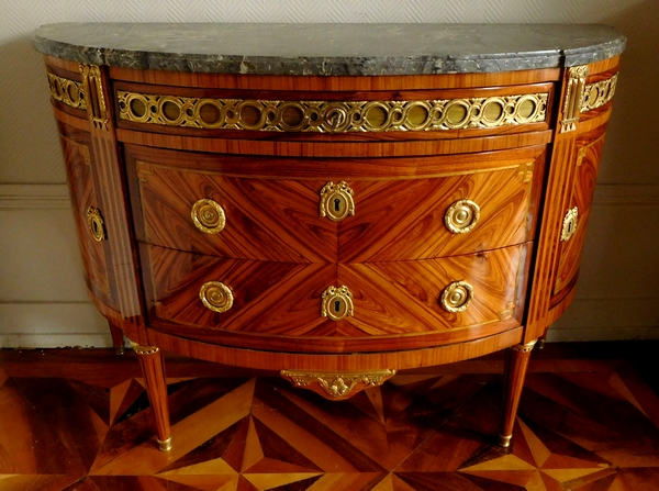 Bircklé : grande commode demi-lune d'époque Louis XVI, marqueterie de bois de rose estampillée