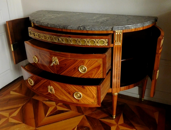 Bircklé : grande commode demi-lune d'époque Louis XVI, marqueterie de bois de rose estampillée