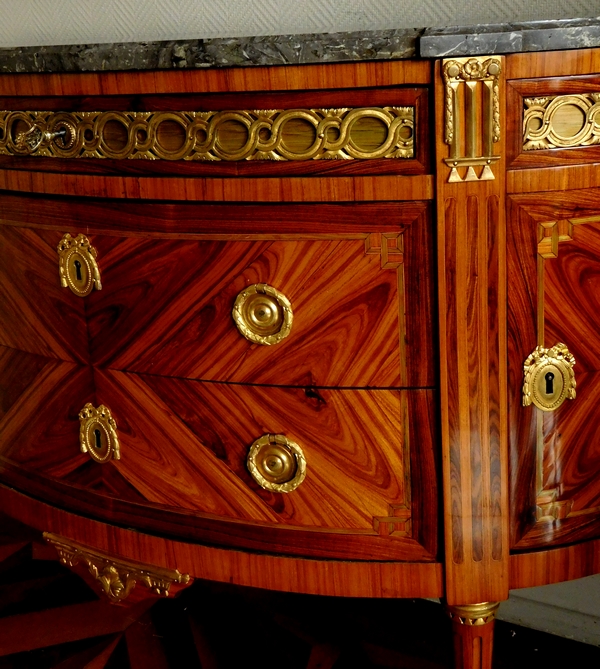 Bircklé : grande commode demi-lune d'époque Louis XVI, marqueterie de bois de rose estampillée