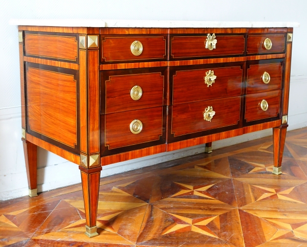 Grande commode sauteuse en marqueterie, époque Louis XVI - 145,5cm