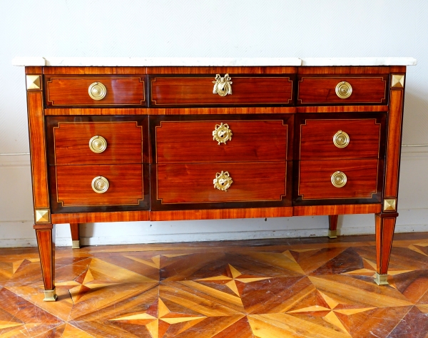 Grande commode sauteuse en marqueterie, époque Louis XVI - 145,5cm