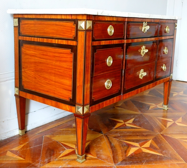 Grande commode sauteuse en marqueterie, époque Louis XVI - 145,5cm