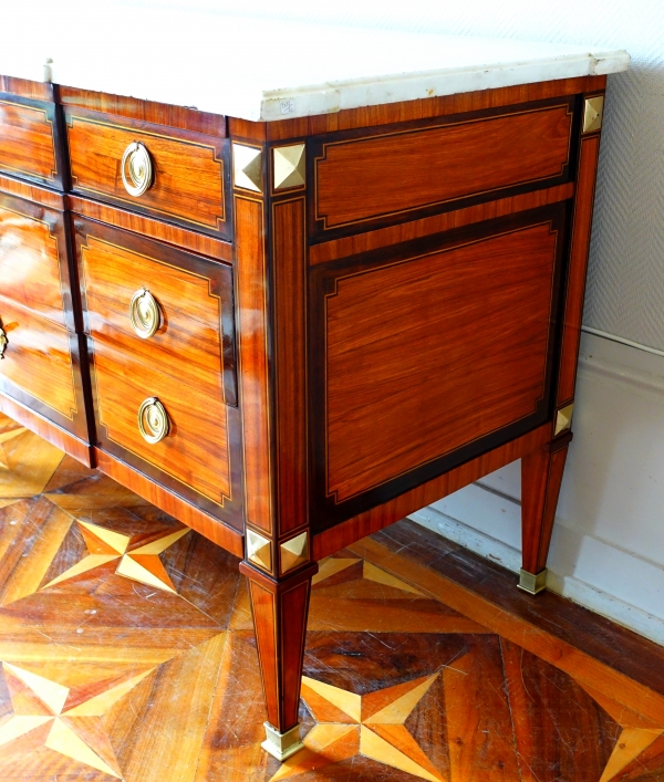 Grande commode sauteuse en marqueterie, époque Louis XVI - 145,5cm