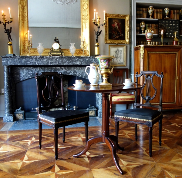 Canabas : guéridon basculant en acajou massif moucheté - estampillé - époque Louis XVI