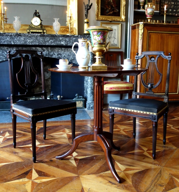 Canabas : guéridon basculant en acajou massif moucheté - estampillé - époque Louis XVI