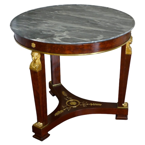 Guéridon d'époque Consulat Empire en acajou, riche garniture de bronzes dorés, marbre Turquin
