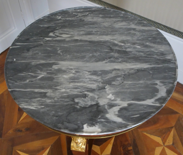 Guéridon d'époque Consulat Empire en acajou, riche garniture de bronzes dorés, marbre Turquin