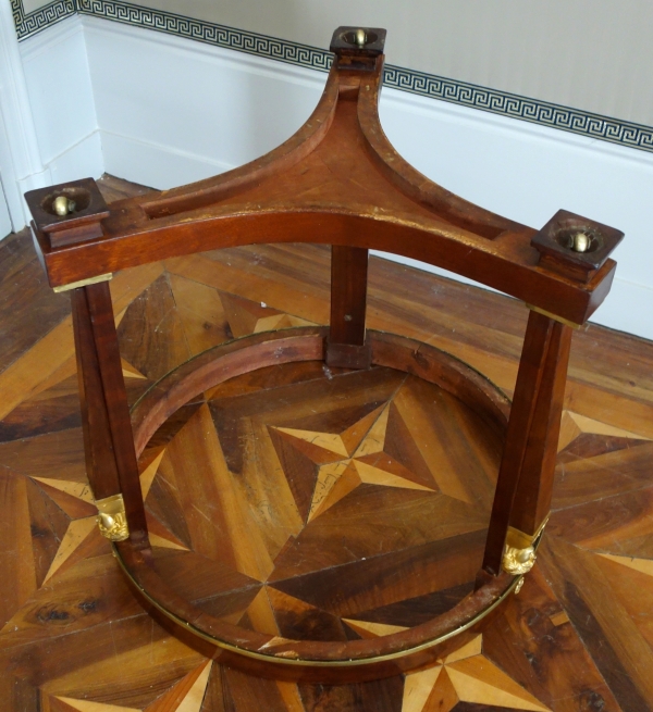 Guéridon d'époque Consulat Empire en acajou, riche garniture de bronzes dorés, marbre Turquin