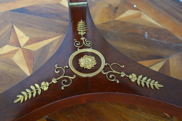 Guéridon d'époque Consulat Empire en acajou, riche garniture de bronzes dorés, marbre Turquin