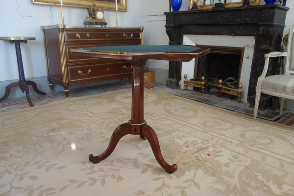 Mahogany pedestal table, inlaid ebony patterns, late 18th century or circa 1800