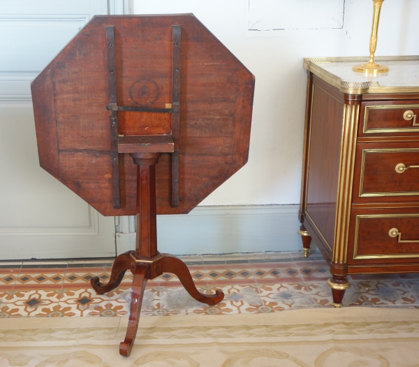 Mahogany pedestal table, inlaid ebony patterns, late 18th century or circa 1800