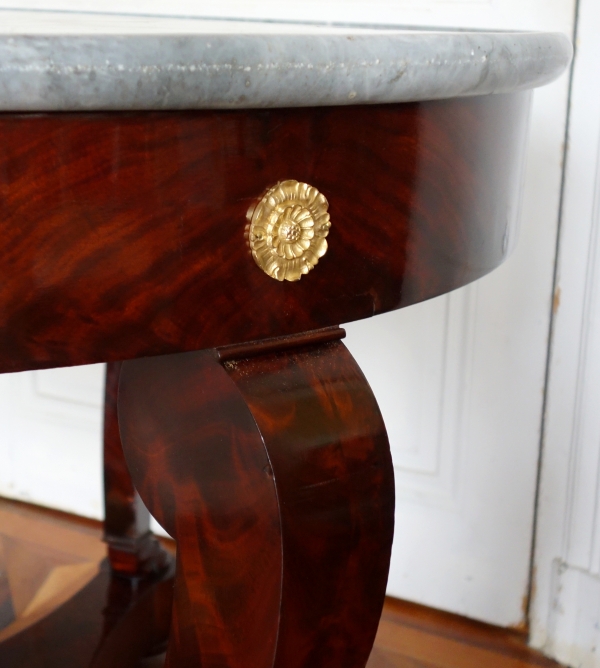 Guéridon ou table de salle à manger Empire en acajou, bronze doré et marbre bleu Turquin