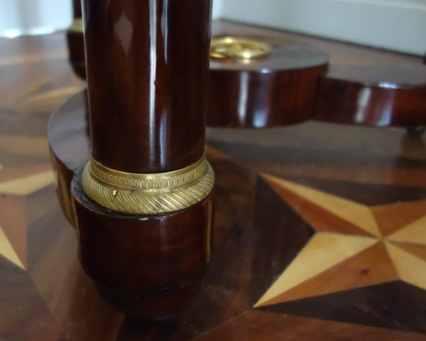 Guéridon / table à thé Empire en acajou, bronze doré au mercure et marbre bleu Turquin