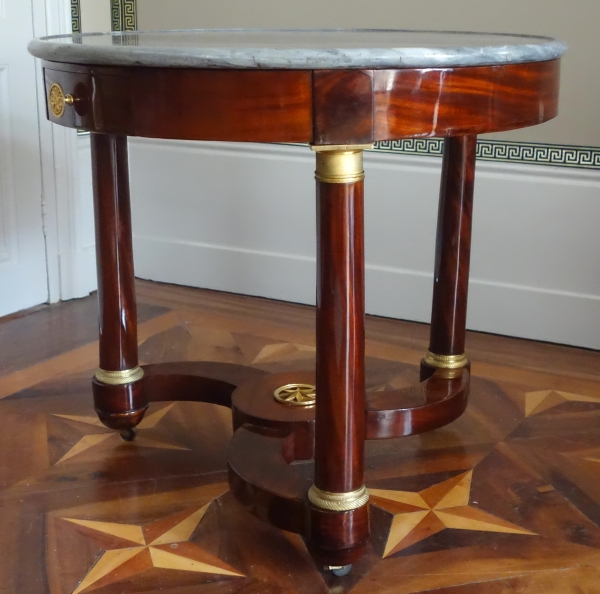 Guéridon / table à thé Empire en acajou, bronze doré au mercure et marbre bleu Turquin