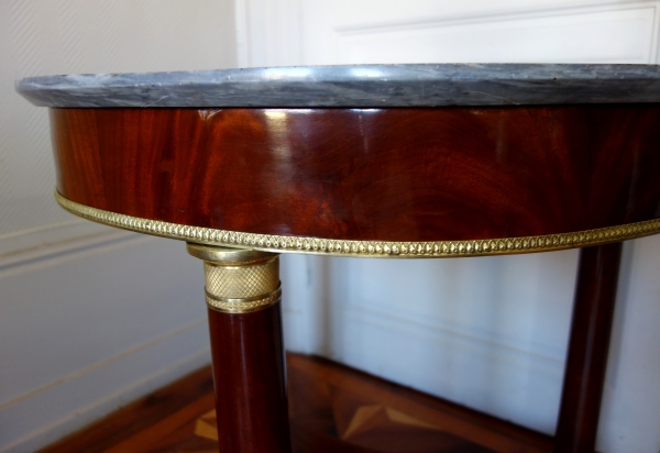 Guéridon / table à thé Empire en acajou, bronze doré au mercure et marbre bleu Turquin