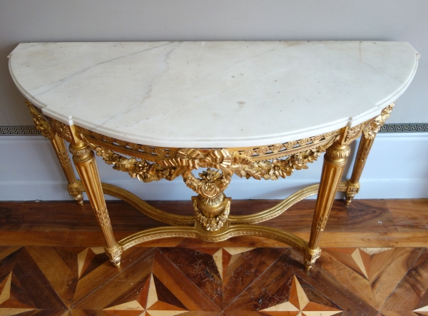 Importante console demi-lune d'époque Louis XVI en bois sculpté et doré - 145cm