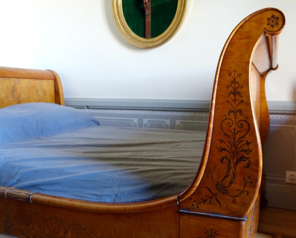 Lit d'époque Charles X en plaquage de citronnier et marqueterie d'amarante - avec sa literie