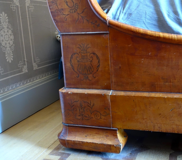 Lit d'époque Charles X en plaquage de citronnier et marqueterie d'amarante - avec sa literie