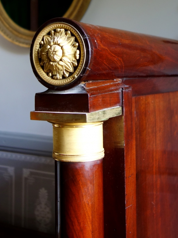 Lit à colonnes d'époque Empire, acajou et garniture de bronzes dorés au mercure