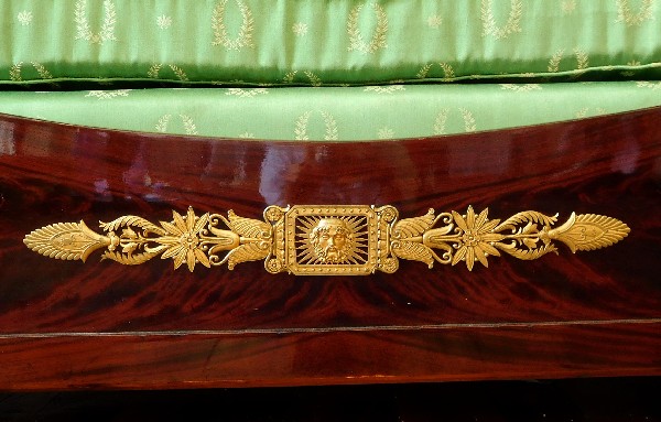 Lit à colonnes en acajou d'époque Empire / sofa / canapé - garniture de bronzes dorés
