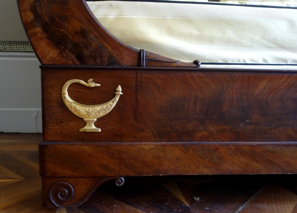 Lit de repos à la Turque en acajou et bronze doré d'époque Restauration, soie Tassinari & Chatel