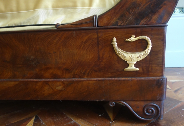 Lit de repos à la Turque en acajou et bronze doré d'époque Restauration, soie Tassinari & Chatel