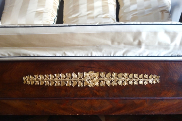 Lit de repos à la Turque en acajou et bronze doré d'époque Restauration, soie Tassinari & Chatel