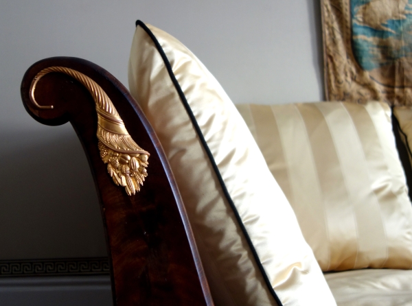 Lit de repos à la Turque en acajou et bronze doré d'époque Restauration, soie Tassinari & Chatel