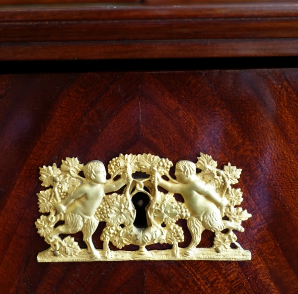 Meuble de collectionneur, cabinet à secrets d'époque Empire en acajou et bronze doré au mercure