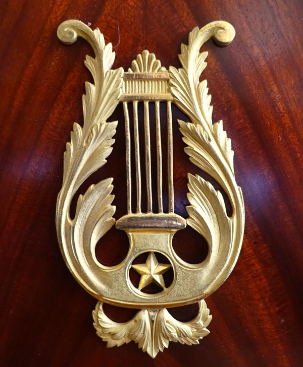 Meuble de collectionneur, cabinet à secrets d'époque Empire en acajou et bronze doré au mercure