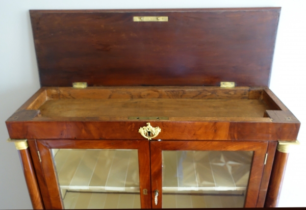Meuble de collectionneur, cabinet à secrets d'époque Empire en acajou et bronze doré au mercure