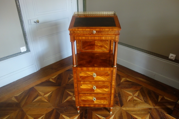 Meuble d'entre deux ou écritoire-debout d'époque Louis XVI en marqueterie