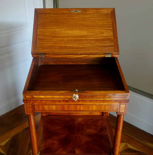 Meuble d'entre deux ou écritoire-debout d'époque Louis XVI en marqueterie