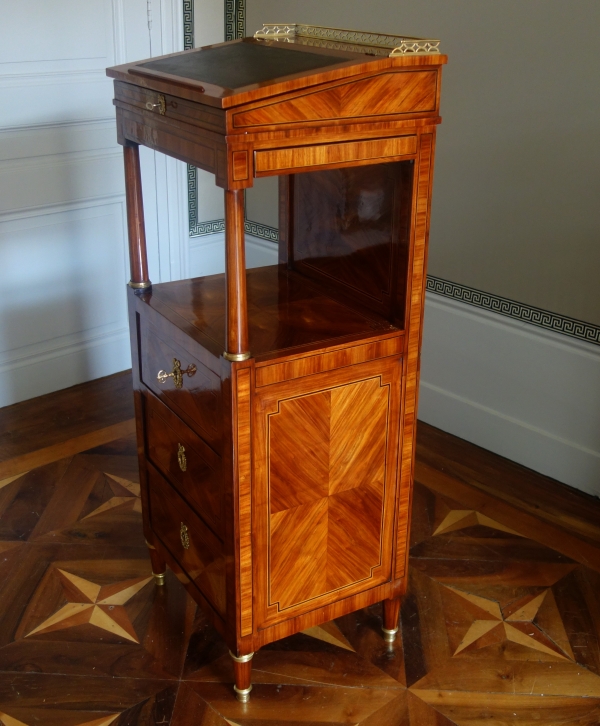 Meuble d'entre deux ou écritoire-debout d'époque Louis XVI en marqueterie