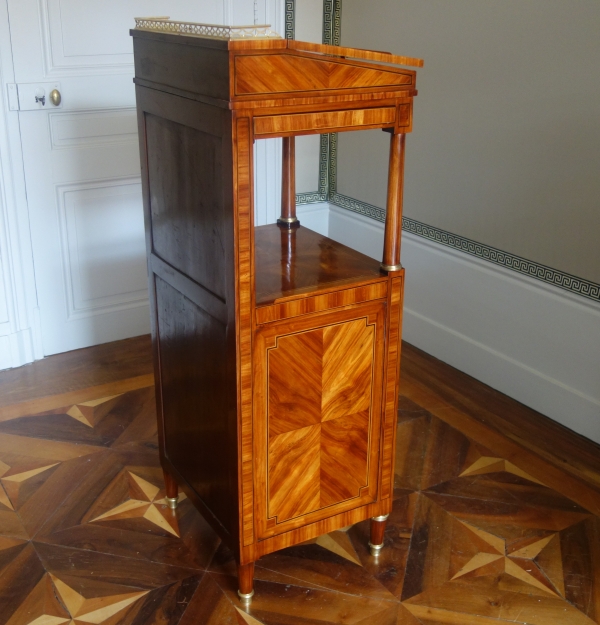 Meuble d'entre deux ou écritoire-debout d'époque Louis XVI en marqueterie