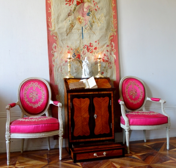 Meuble oratoire ou prie-Dieu d'époque Louis XV en marqueterie de bois de rose et amarante