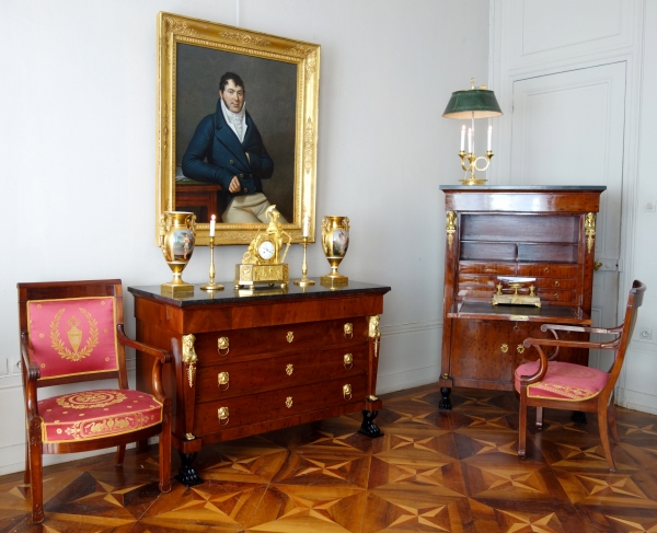 Secrétaire et commode en suite d’époque Consulat, acajou moucheté, pieds griffes